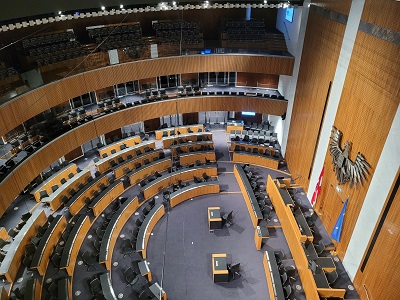 Blick von oben auf den Nationalratssaal bei der Führung im Parlament