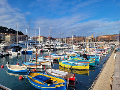 Bunte Booten im Hafen von Nizza bei Sabrinas Städtetrip im Winter