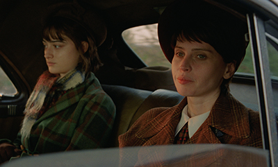 Felicity Jones als Erzsébet Tóth und Raffey Cassidy als Zsófia in Der Brutalist. 