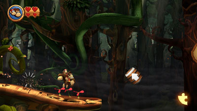 Donkey Kong und Diddy Kong schlagen in die Luft in einem Wald-Level