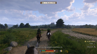 Heinrich reitet auf einem Pferd in Kingdom Come Deliverance II einer Truppe von Rittern auf einer offenen Wiese hinterher