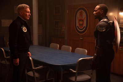 Harrison Ford als Präsident Thaddeus Ross und Anthony Mackie als Sam Wilson/Captain America