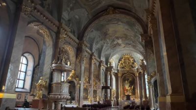 Innenraum eine katholischen Barockkirche. Ein breites Hauptschiff mit Hochaltar und Kanzel. Reich mit Fresken geschmückt.