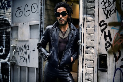 Lenny Kravitz vor einer Wand