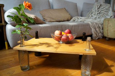 Holztisch von Selfmaid mit Flaschen als Beine, diy-workshops