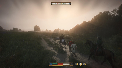 Durch den vernebelten Horizont einer Wiese in Kingdom Come Deliverance scheint die Sonne, während zwei Pferde reiten