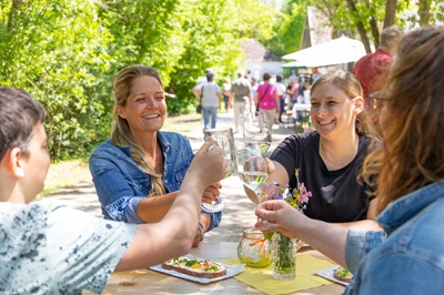 Frauen stoßen beim Kellergassenfest im Museumsdorf Niedersulz an